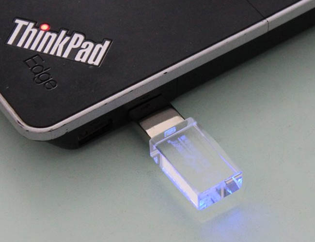 米奧特蘭國際會展中心定制U盤禮品 3D內雕發(fā)光水晶U盤生產工廠 水晶U盤定制廠家